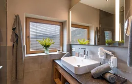 hotel_zentral_stoecklfeld_7_kirchberg_06_2022_zimmer_306_badezimmer.jpg
