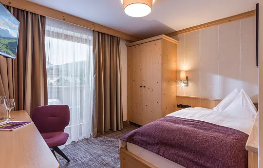hotel_zentral_stoecklfeld_7_kirchberg_10_2021_zimmer_212_fernseher.jpg
