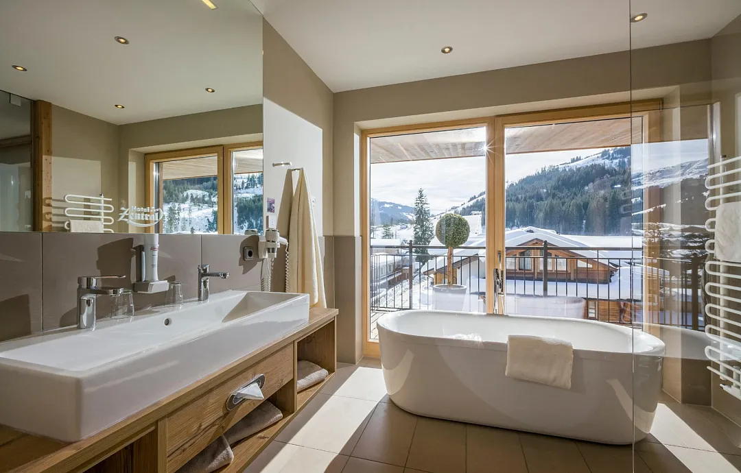 hotel_zentral_kirchberg_02_2019_suite_fleckalm_421_badezimmer_1.jpg
