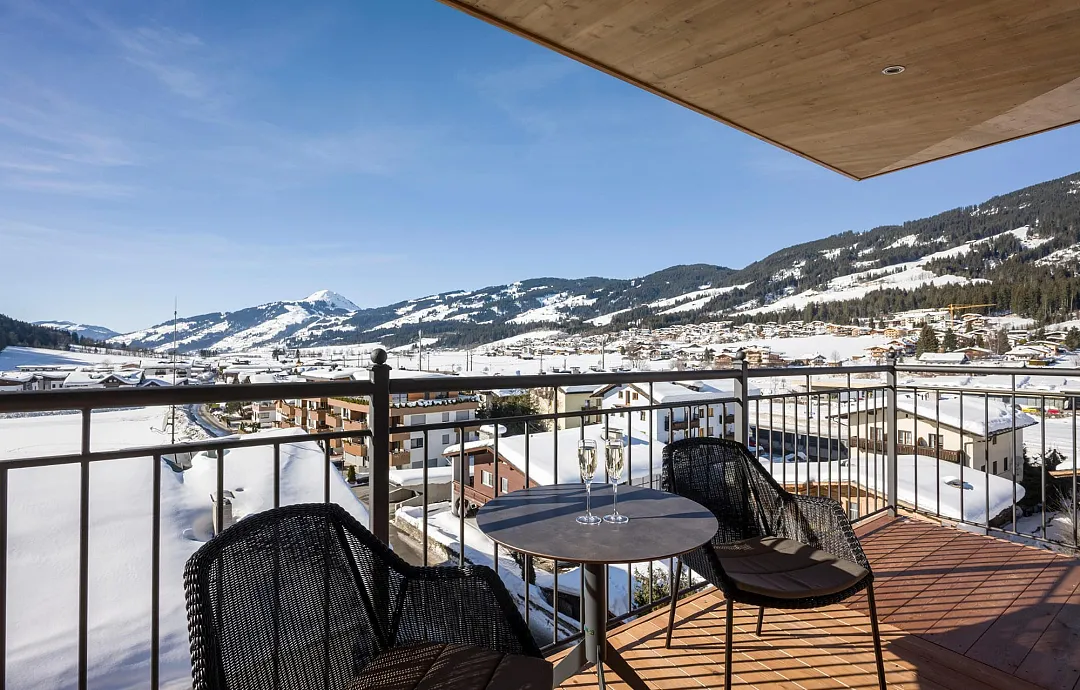 hotel_zentral_kirchberg_02_2019_suite_hohe_salve_balkon_aussicht.jpg