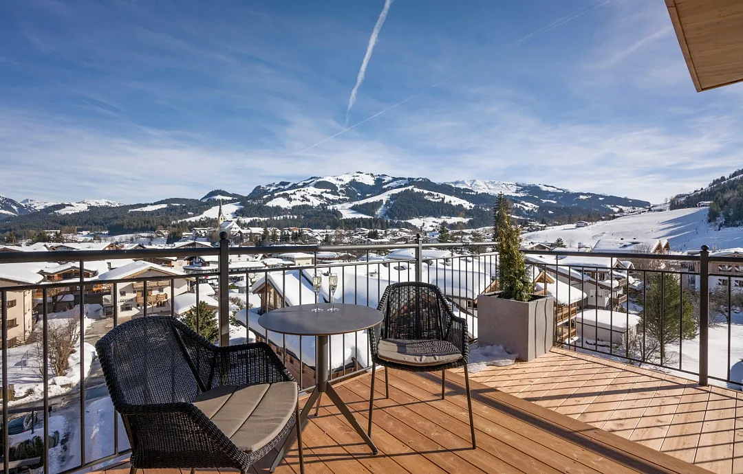 hotel_zentral_kirchberg_02_2019_suite_kirchberg_502_balkon_aussicht_1.jpg
