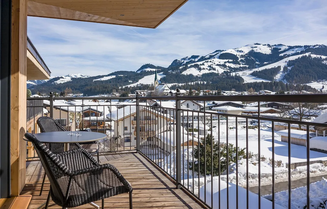 hotel_zentral_kirchberg_02_2019_suite_maierl_411_balkon_aussicht.jpg