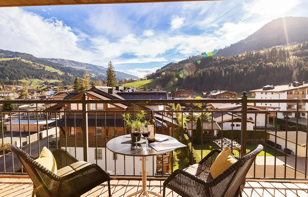 hotel_zentral_stoecklfeld_7_kirchberg_10_2024_suite_411_maierl_balkon_aussicht.jpg