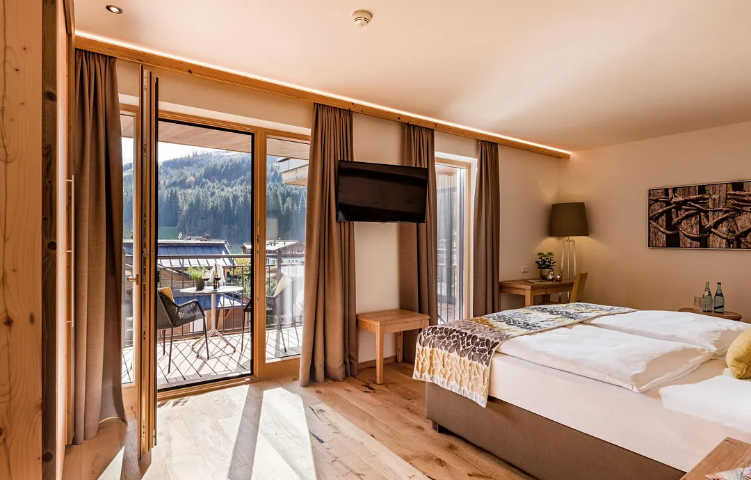 hotel_zentral_stoecklfeld_7_kirchberg_10_2024_suite_422_fleckalm_1_1.jpg