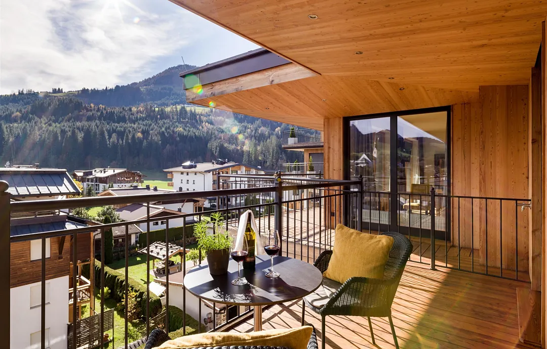 hotel_zentral_stoecklfeld_7_kirchberg_10_2024_suite_422_fleckalm_terrasse.jpg