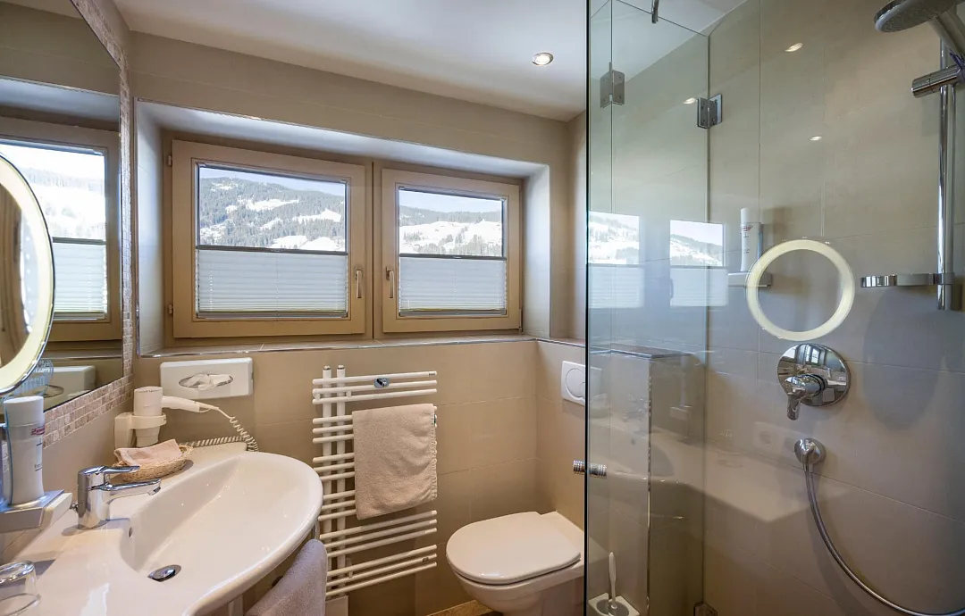 hotel_zentral_kirchberg_02_2019_zimmer_312_badezimmer.jpg