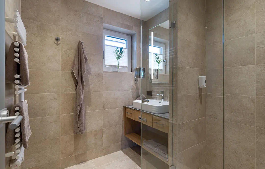 hotel_zentral_stoecklfeld_7_kirchberg_06_2022_zimmer_221_badezimmer.jpg